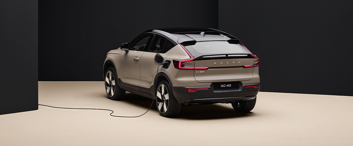 En sandfarget Volvo EC40 sett bakfra