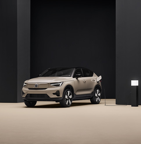 En sandfarget Volvo EC40 sett 3/4 forfra