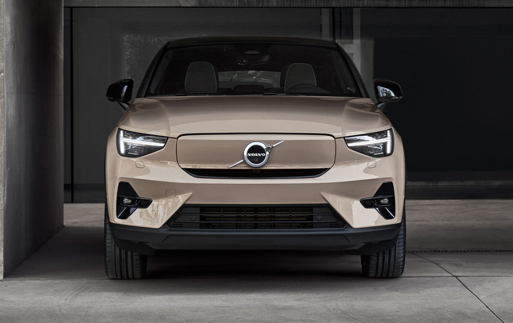 Fronten på en sandfarget Volvo EC40