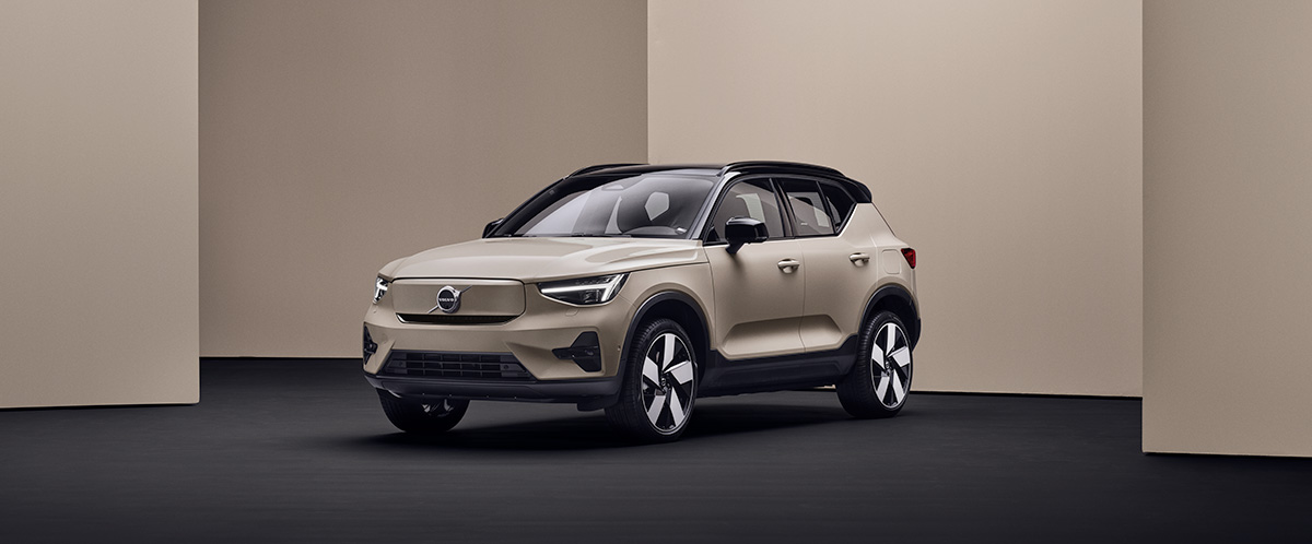 En sandfarget Volvo EX40 sett 3/4 forfra