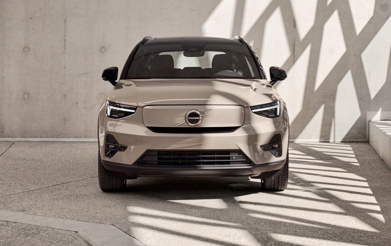 Fronten på en sandfarget Volvo EX40