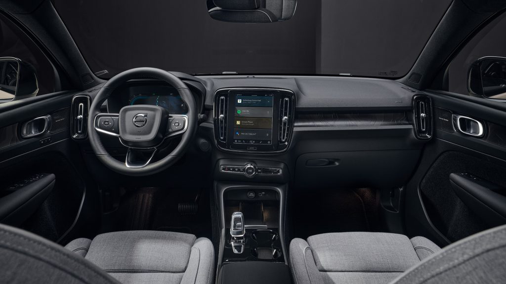 Bilde av dashboardet fra innsiden av en Volvo EX40